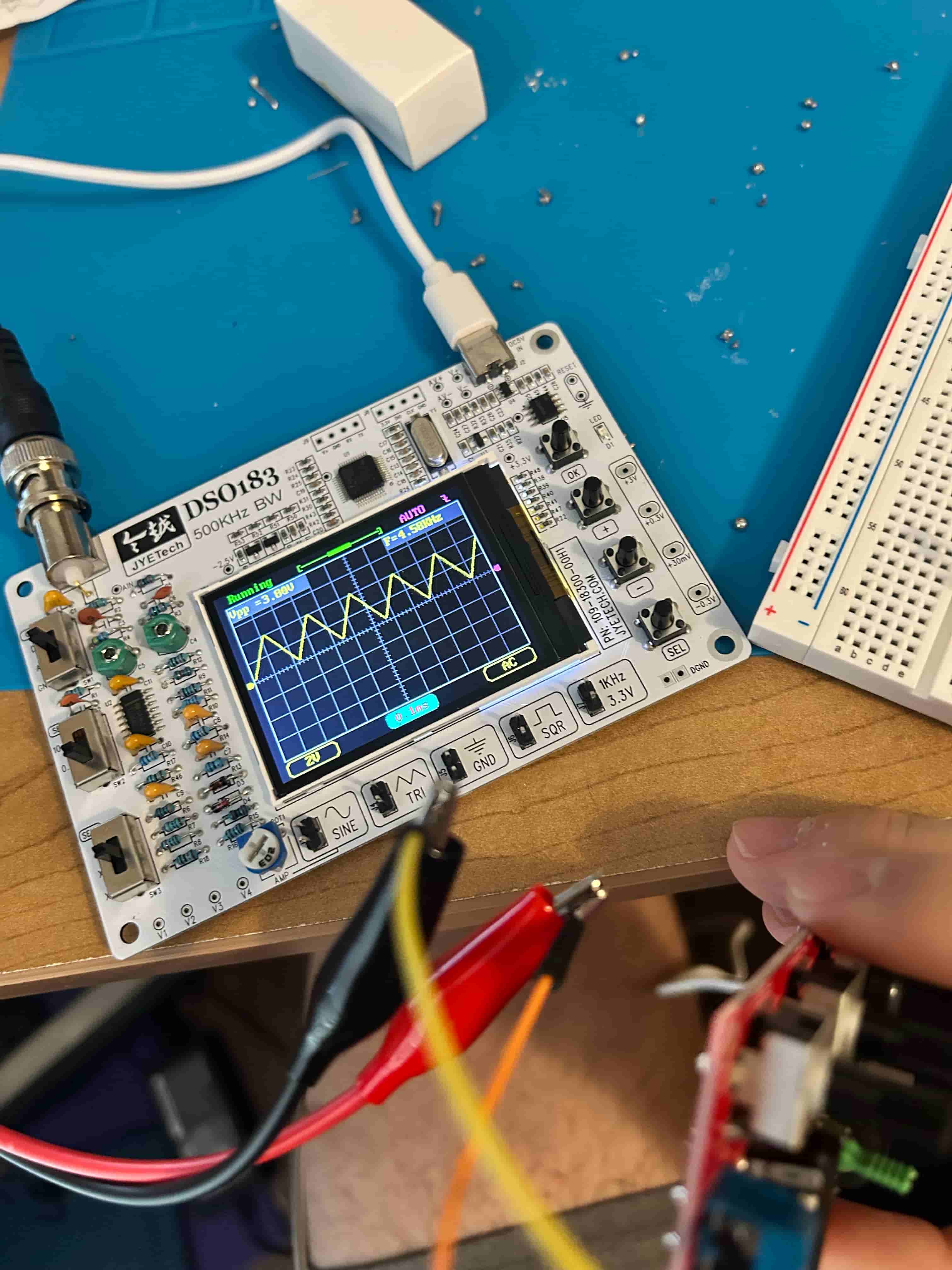 Triangle wave produced by XR2206 on oscilloscope